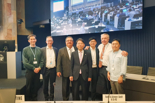 스위스 제네바에서 개최된 ITU-T 회의에 참석한 심동희 SK텔레콤 글로벌테크얼라이언스팀장(왼쪽에서 7번째)과 순천향대 염흥열 교수(왼쪽에서 4번째) 등이 기념촬영을 하고 있다. SK텔레콤 제공